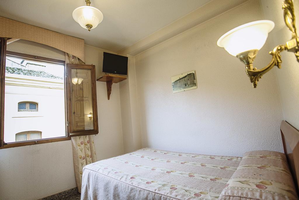 Hostal Plaza Ciudad-Rodrigo Pokoj fotografie